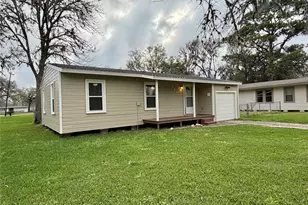 234 Jasmine St, Lake Jackson, TX 77566 - Photo 2