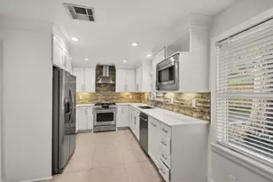 10306 Oak Point Dr, Houston, TX 77043 - Photo 10
