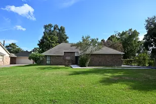 405 Post Oak Dr, Baytown, TX 77520 - Photo 2