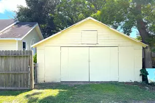 107 Sinclair St, Boling, TX 77420 - Photo 2