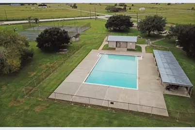 352 Horse Shoe Trail, Angleton, TX 77515 - Photo 6