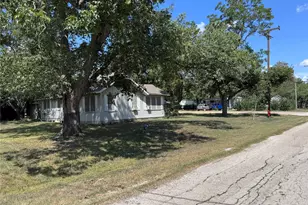 1402 W 9th St, Caldwell, TX 77836 - Photo 2