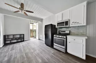 28 Lakeway St, Conroe, TX 77304 - Photo 2