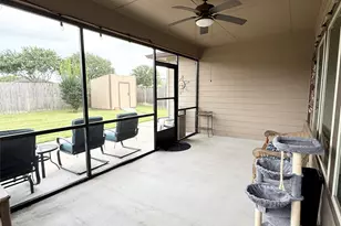 141 Majestic Oak Cir, Lake Jackson, TX 77566 - Photo 10