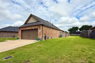 141 Majestic Oak Cir, Lake Jackson, TX 77566 - Photo 16