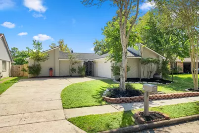 2531 Colonial Ridge Drive, Friendswood, TX 77546 - Photo 2