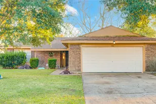 700 N Plantation Dr, Angleton, TX 77515 - Photo 1