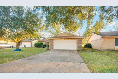700 N Plantation Drive, Angleton, TX 77515 - Photo 2