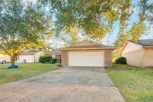 700 N Plantation Dr, Angleton, TX 77515 - Photo 2