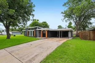 159 Oak Dr, Lake Jackson, TX 77566 - Photo 2