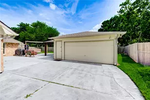 12327 Meadow Hollow Dr, Meadows Place, TX 77477 - Photo 32