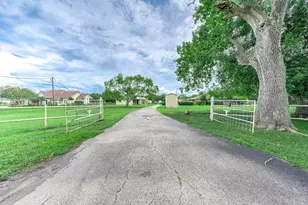 2295 County Rd 145, Alvin, TX 77511 - Photo 36