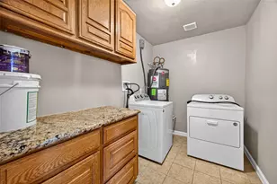 8166 Oak Knoll Ln, Houston, TX 77028 - Photo 16