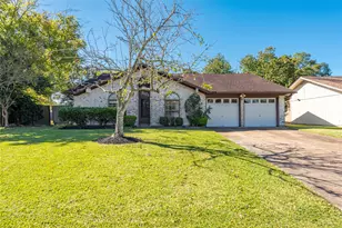 2121 Yorktown Ct S, League City, TX 77573 - Photo 2