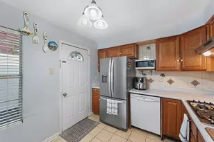 1227 Common Park Dr, Houston, TX 77009 - Photo 12