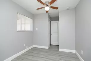 8127 Colonial Ln, Houston, TX 77051 - Photo 14
