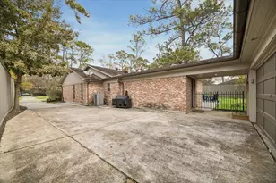 10043 Longmont Dr, Houston, TX 77042 - Photo 28