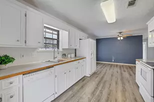 2403 Rosebud St, Nederland, TX 77627 - Photo 14