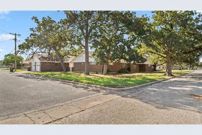 674 N Polk, Giddings, TX 78942 - Photo 20