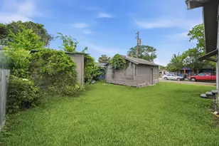 204 W Murrill St, Baytown, TX 77520 - Photo 34
