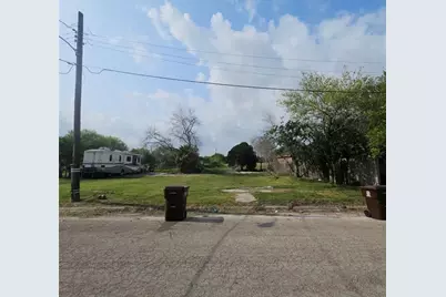 327 E B Avenue, Kingsville, TX 78363 - Photo 4