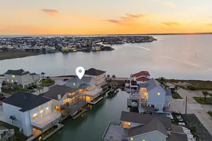 438 Amanda Cir, Tiki Island, TX 77554 - Photo 2