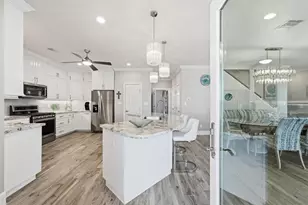 438 Amanda Cir, Tiki Island, TX 77554 - Photo 8