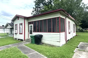 1414 E 32nd 1/2 St, Houston, TX 77022 - Photo 2