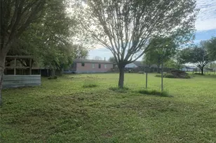 2018 Lauren Ln, Sealy, TX 77474 - Photo 2