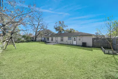 102 Live Oak Avenue, Baytown, TX 77520 - Photo 10