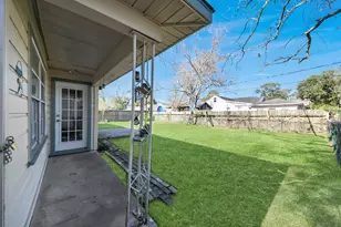 102 Live Oak Ave, Baytown, TX 77520 - Photo 8