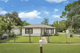 1033 W Snyder St, Alvin, TX 77511 - Photo 2