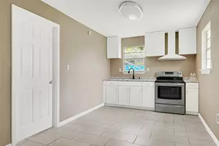 1033 W Snyder St, Alvin, TX 77511 - Photo 20