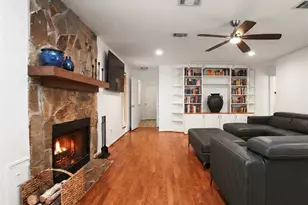 42 Skyflower Dr, The Woodlands, TX 77381 - Photo 4