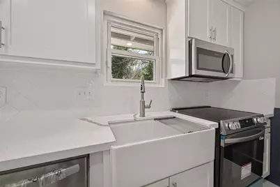 9623 Meadowglen Lane, Houston, TX 77063 - Photo 10