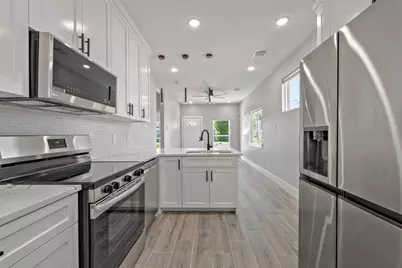 9301 E Avenue L #B, Houston, TX 77012 - Photo 2