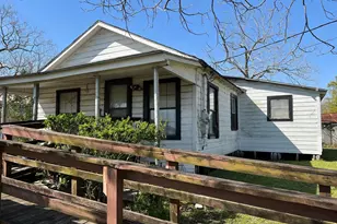 103 Ave I, El Campo, TX 77437 - Photo 1