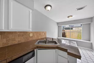 6426 Old Chatham Ln, Houston, TX 77035 - Photo 18