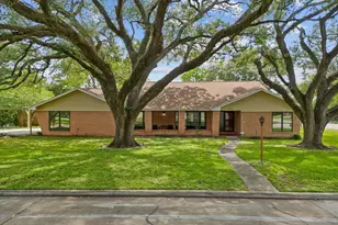 1613 S Hood St, Alvin, TX 77511 - Photo 2