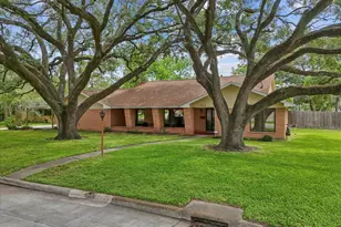 1613 S Hood St, Alvin, TX 77511 - Photo 8