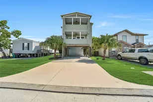 2507 Bay Oaks Harbor Dr, Baytown, TX 77523 - Photo 2