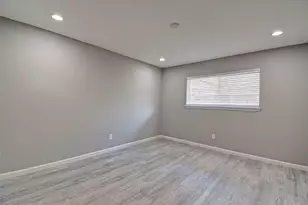 1104 W Tri Oaks Ln, Houston, TX 77043 - Photo 14