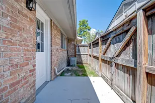 1104 W Tri Oaks Ln, Houston, TX 77043 - Photo 22