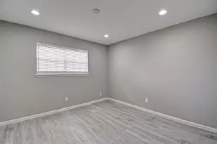 1104 W Tri Oaks Ln, Houston, TX 77043 - Photo 12