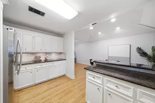 3326 Cloverdale St, Houston, TX 77025 - Photo 8