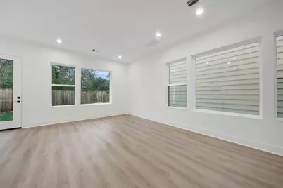 7618 Inwood Hills Lane, Houston, TX 77088 - Photo 12