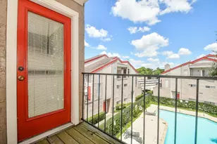 10855 Meadowglen Ln, Houston, TX 77042 - Photo 26