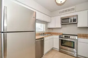 10855 Meadowglen Ln, Houston, TX 77042 - Photo 10