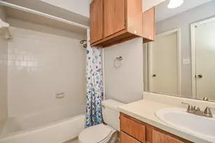 10855 Meadowglen Ln, Houston, TX 77042 - Photo 18