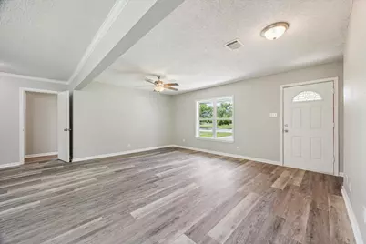 210 Laurel Street, Lake Jackson, TX 77566 - Photo 2
